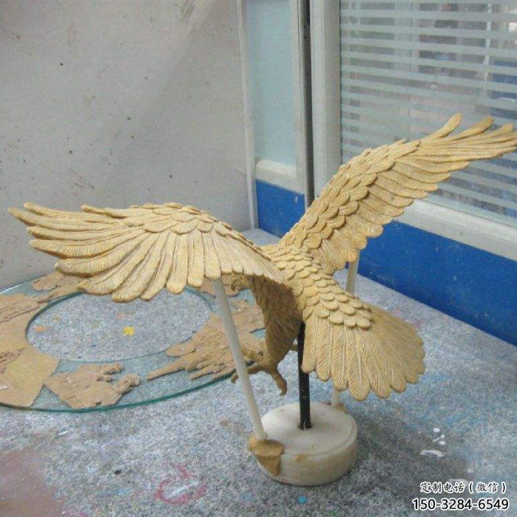 老鷹踏球雕塑，仿真鳥(niǎo)禽類，玻璃鋼材質(zhì)雕塑