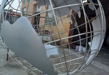 步行街地球儀雕塑，鑄銅景觀雕塑，鏤空方式