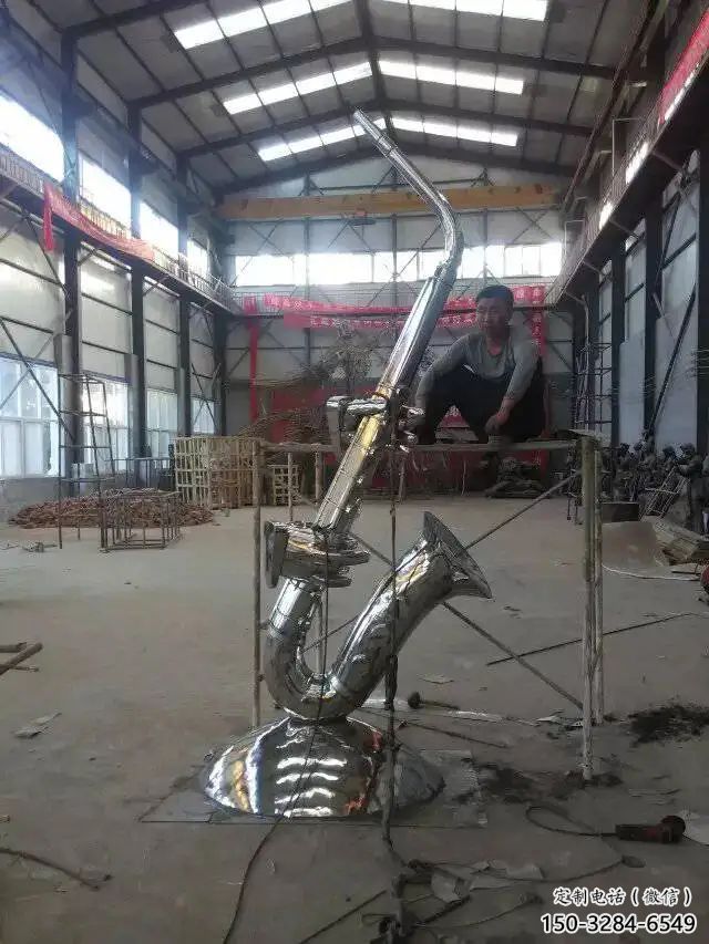 現(xiàn)代薩克斯雕塑 大型別墅區(qū)樂(lè)器雕塑 彩繪西方樂(lè)隊(duì)雕塑