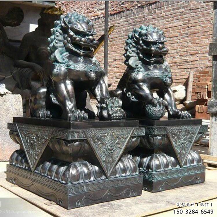 青銅獅子雕塑供應(yīng)，城區(qū)小品，戶外蹲獅雕塑制造商