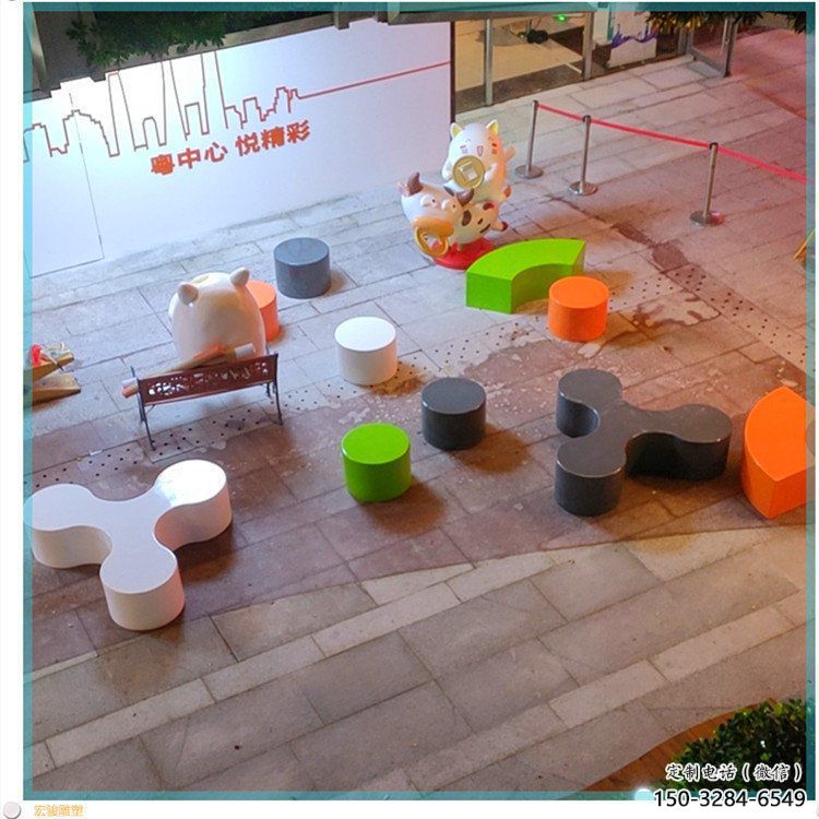 商場(chǎng)坐凳雕塑