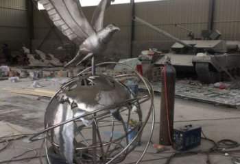 地球儀雕塑選用，美陳雕塑，金屬老鷹踩地球儀雕塑標(biāo)準(zhǔn)