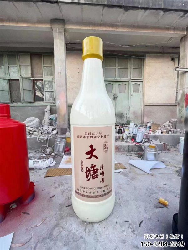 酒瓶雕塑定做，小區(qū)擺件，玻璃鋼酒瓶雕塑制作