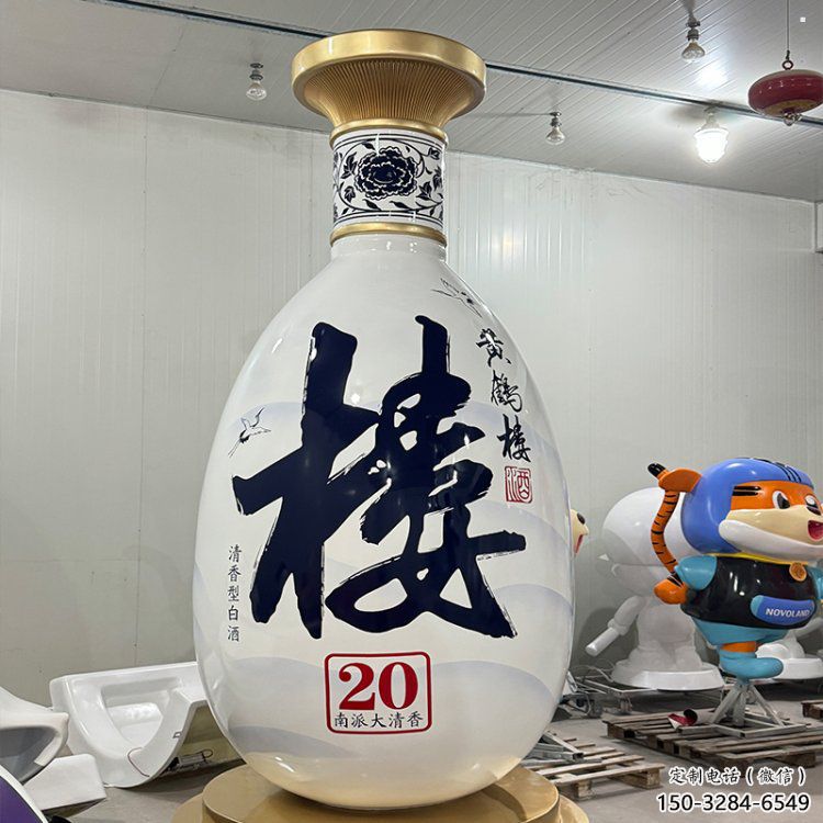 洋酒瓶雕塑承接，景觀雕塑，玻璃鋼洋酒瓶雕塑定制