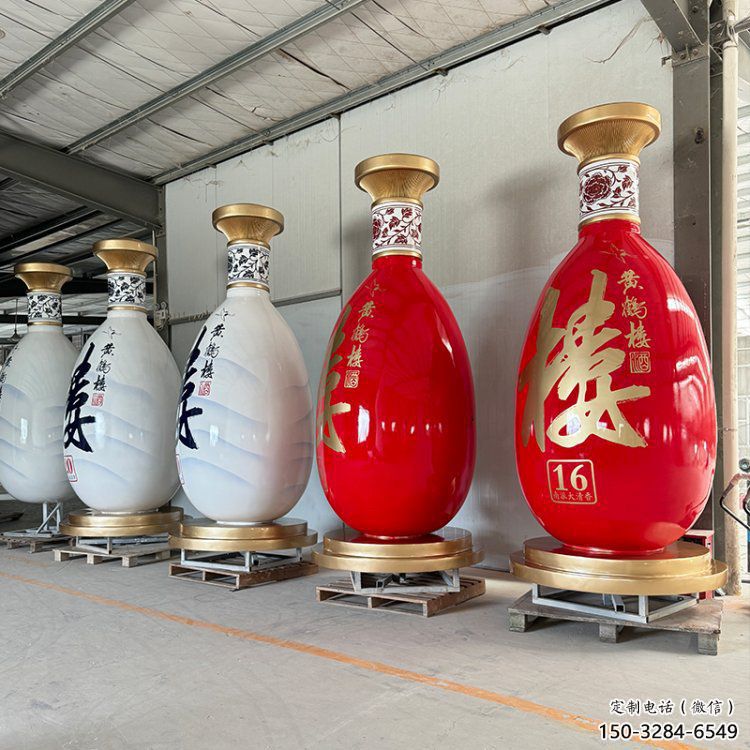 洋酒瓶雕塑預(yù)定，小區(qū)擺件，玻璃鋼洋酒瓶雕塑廠家