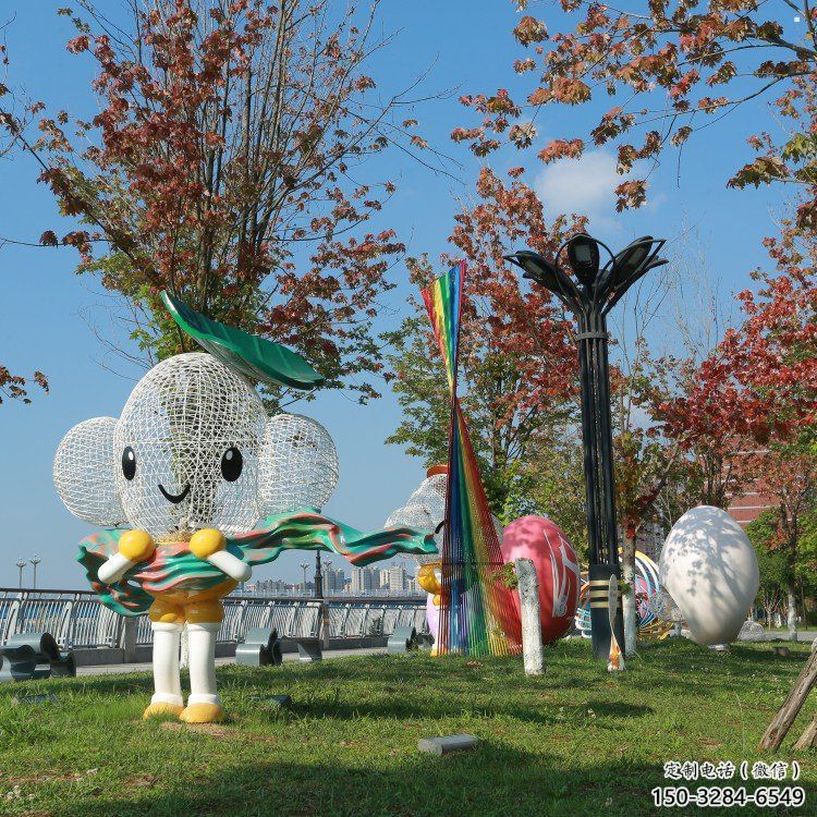 戶外鏤空卡通雕塑供應(yīng)，花園小品，鐵藝卡通雕塑展品