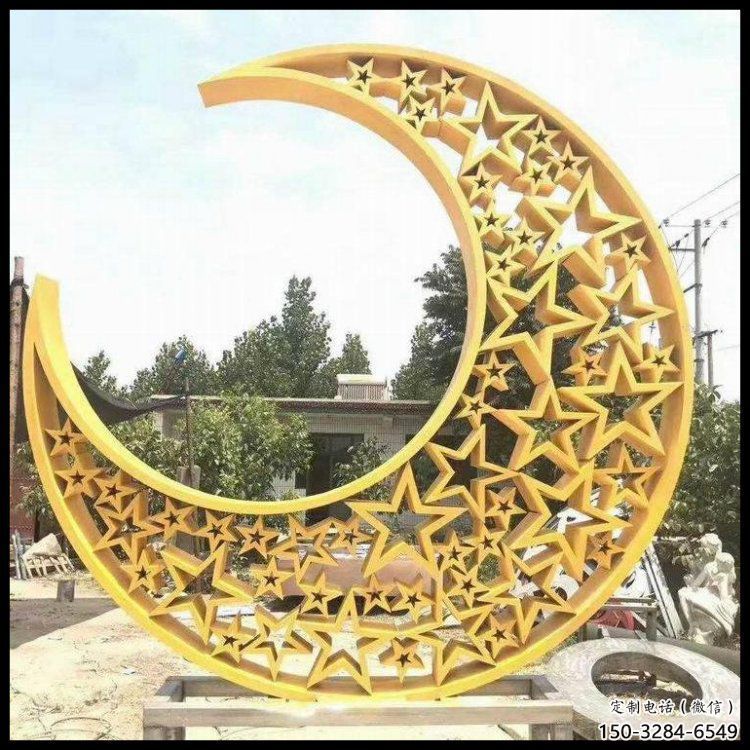 戶外月牙雕塑