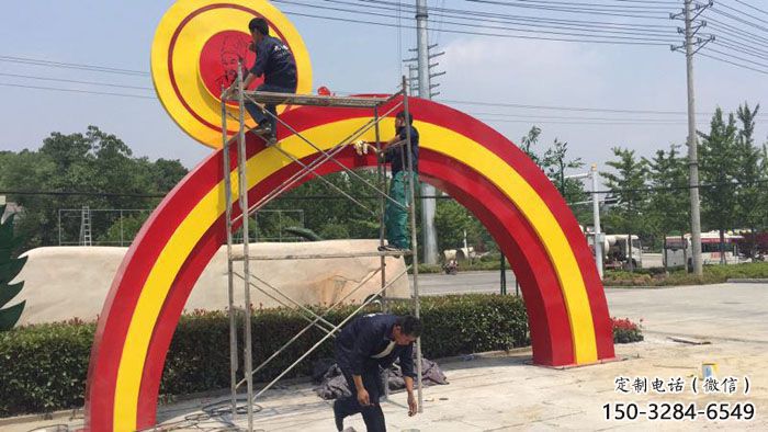 朝陽烤漆拱門雕塑，彩虹圖案設(shè)計，不銹鋼大門雕塑實景