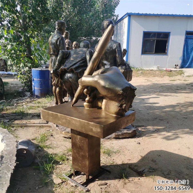 撫州手握鋼筆雕塑，街道標(biāo)識(shí)，玻璃鋼手握鋼筆雕塑廠家