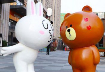 遼陽步行街布朗熊雕塑，玻璃鋼動物雕塑，卡通方式