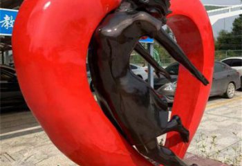 巴彥淖爾草地心形人物雕塑