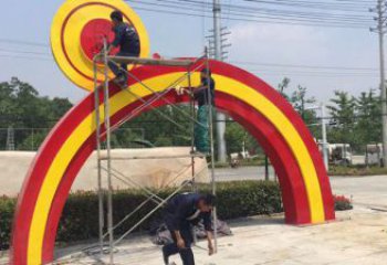 海晏烤漆拱門雕塑，彩虹圖案設計，不銹鋼大門雕塑實景