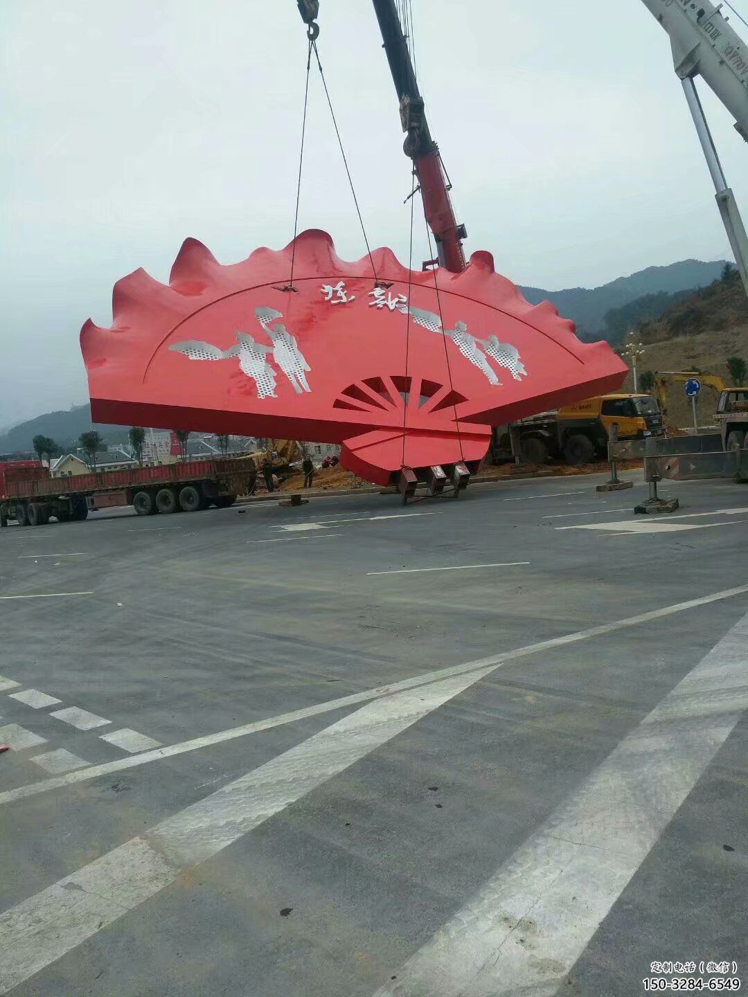 現(xiàn)代不銹鋼扇子雕塑安裝現(xiàn)場